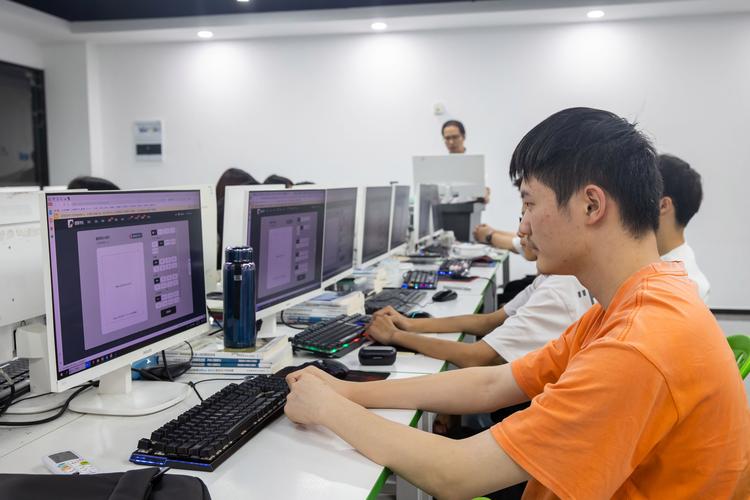 从特岗教师到IT精英 计算机网络技术如何铺就职场转型之路